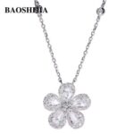 عقد نسائي من BAOSHIJIA من ذهب أبيض عيار 18 قيراط، بتصميم زهرة مع قلادة مرصعة بأحجار تشبه الألماس، مج